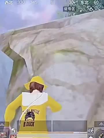 和平精英：爬山坡对比，主播VS学生，看看主播怎么爬山坡？