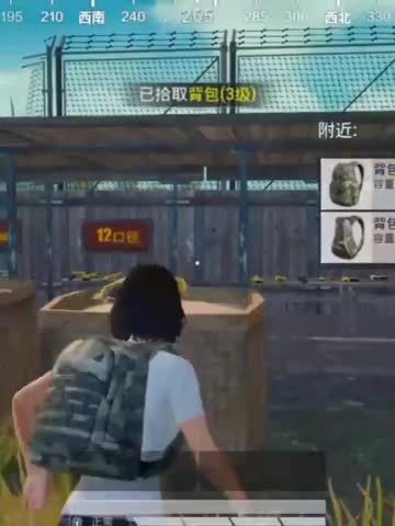 和平精英：捡背包对比，没充值VS充值了，看看没充值怎么做的？