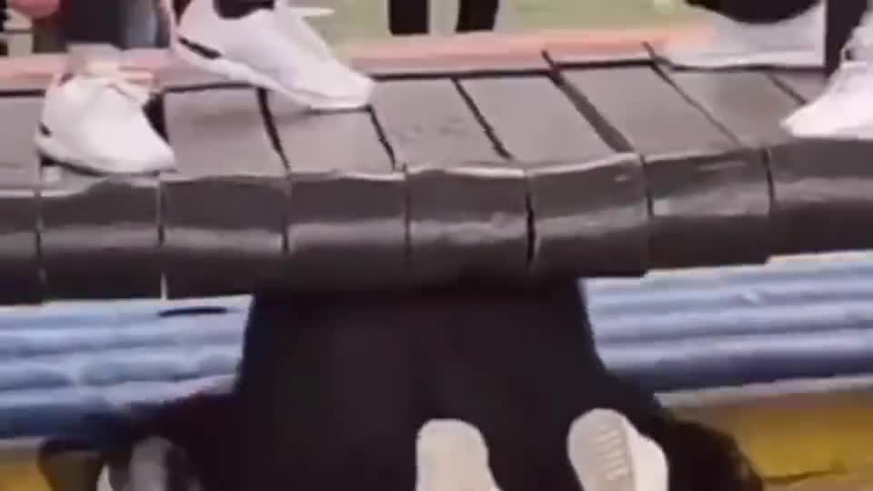 越看越觉得好玩，倒下就再也起不来了