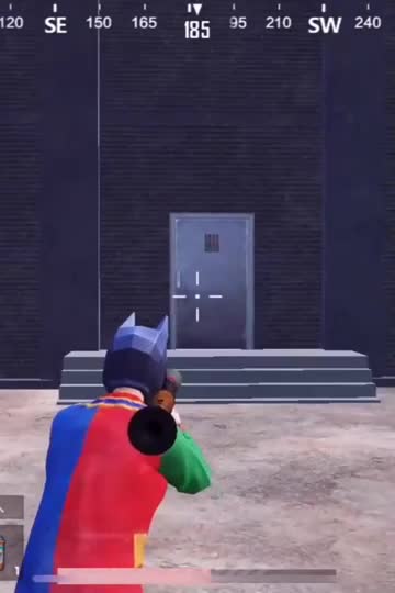 和平精英：炸铁门对比，火箭筒VS榴弹器，看看火箭筒能射多远？