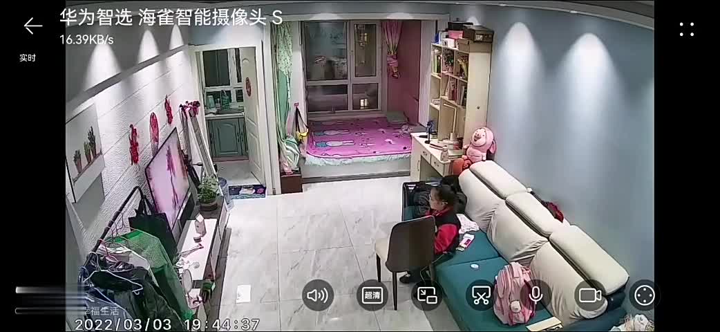 在哪可老实了，我用监控看看她都在干啥