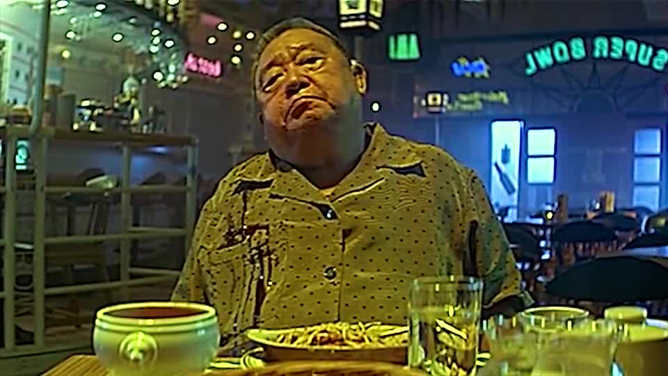 能不能等我吃完，再开枪啊