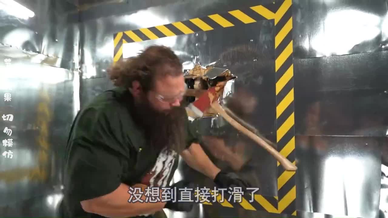 「铁箱逃脱挑战赛」巨型钢铁箱盒子，成功逃出的人奖励10万美元