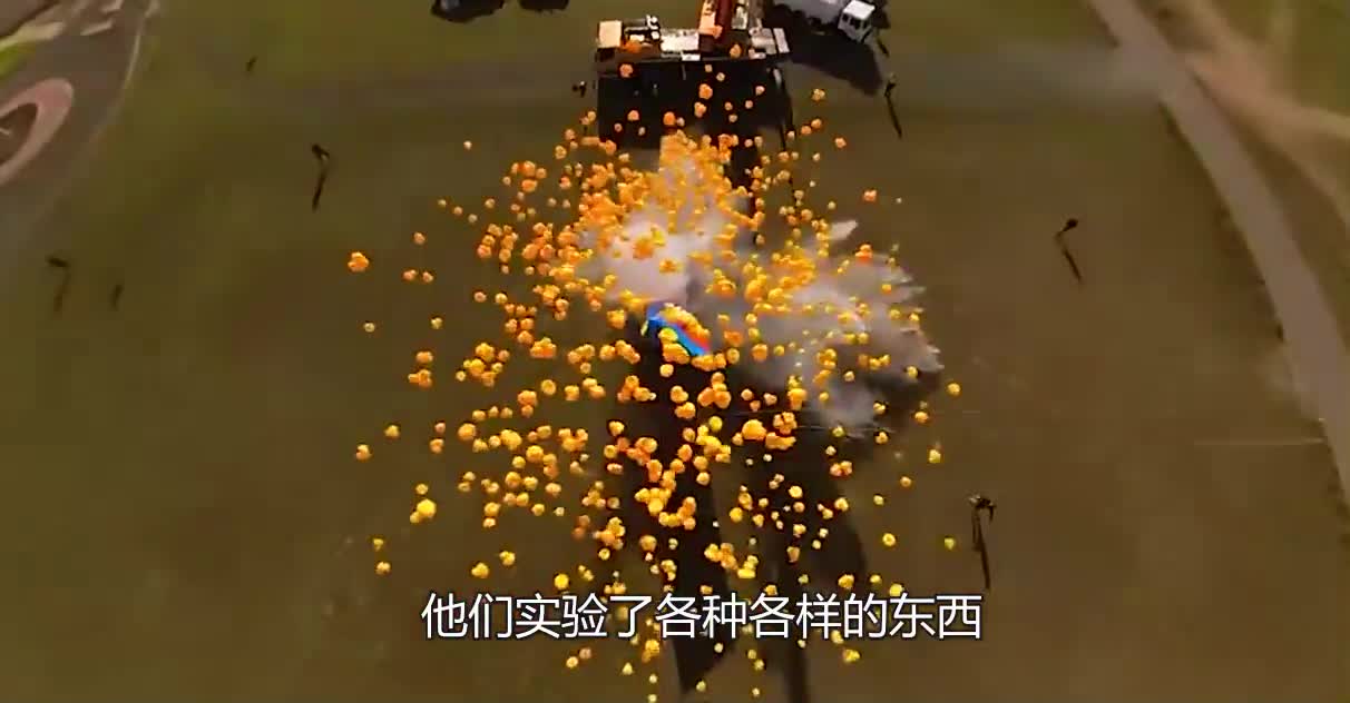 高空吊车把汽车扔下来，假人直接飞上天，看着危险又刺激！