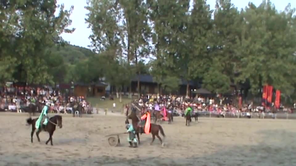 在这里每天上午推出大型古战争演示三英战吕布