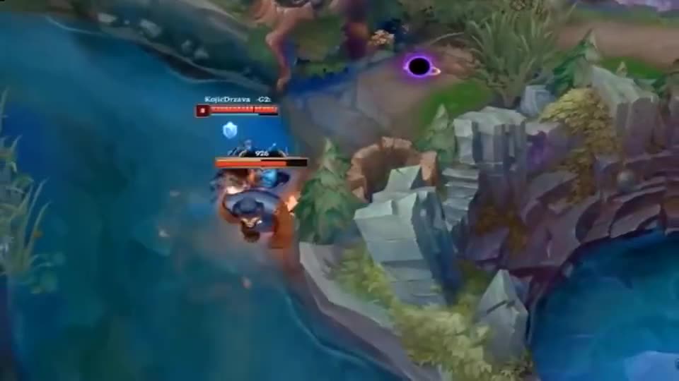 球女拉着安妮的小熊把安妮砸死了，这波叫做宠物叛变