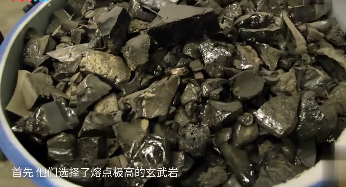 小伙在家模拟火山爆发, 遇水场面震撼, 爆了岂不是要凉凉_