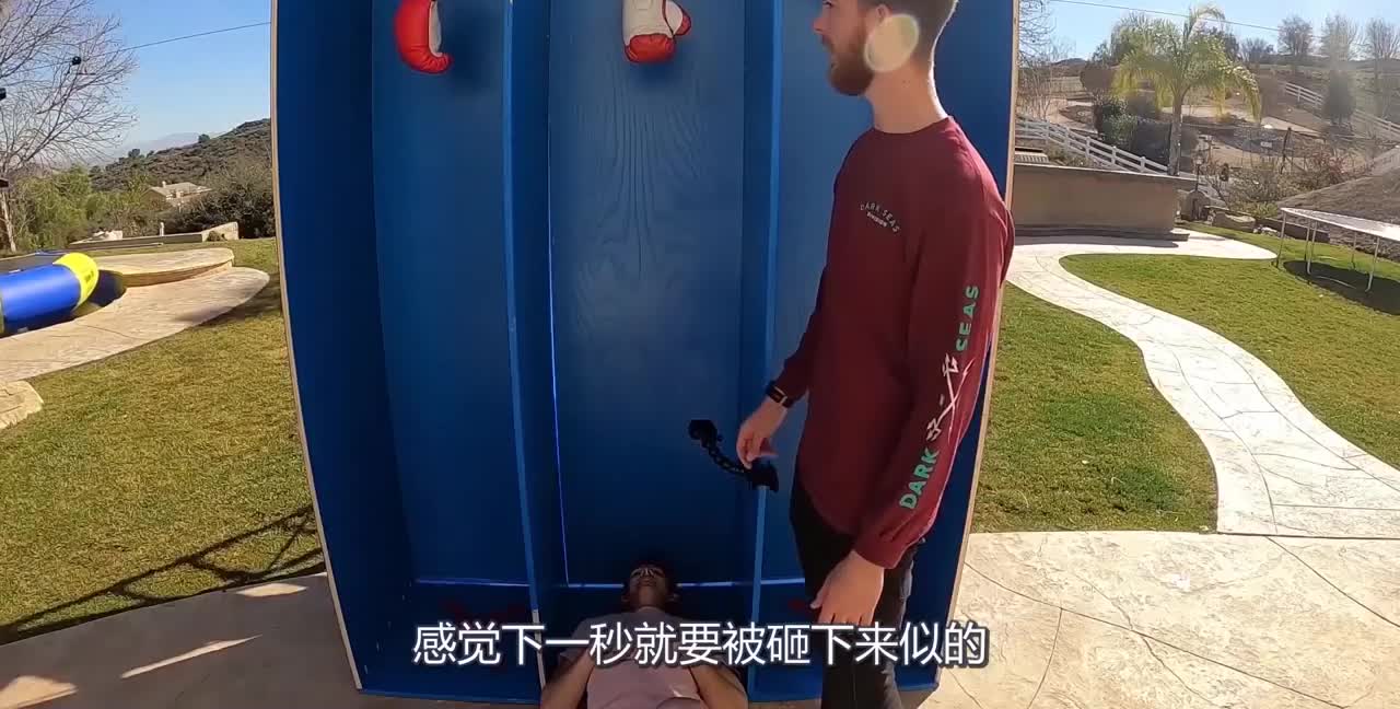 挑战未知游戏：哪个隔间才是安全的？隔着屏幕都觉得疼！