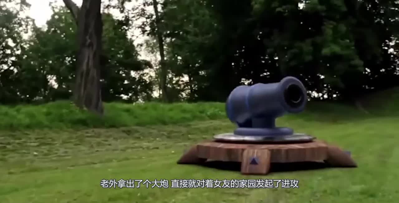 情侣偶遇现实版皇室战争，小伙正式向女友宣战，你来我往简直玩嗨了