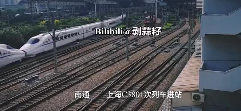 兰局兰段HXD3D电力机车0177号机驶出上海站，三列动车组通过