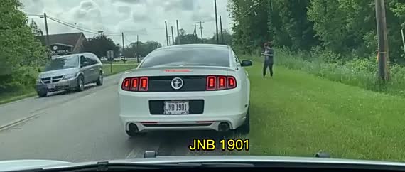 特斯拉ModelY和福特野马跑车谁更强？美国警车狂追30分钟上演GTA