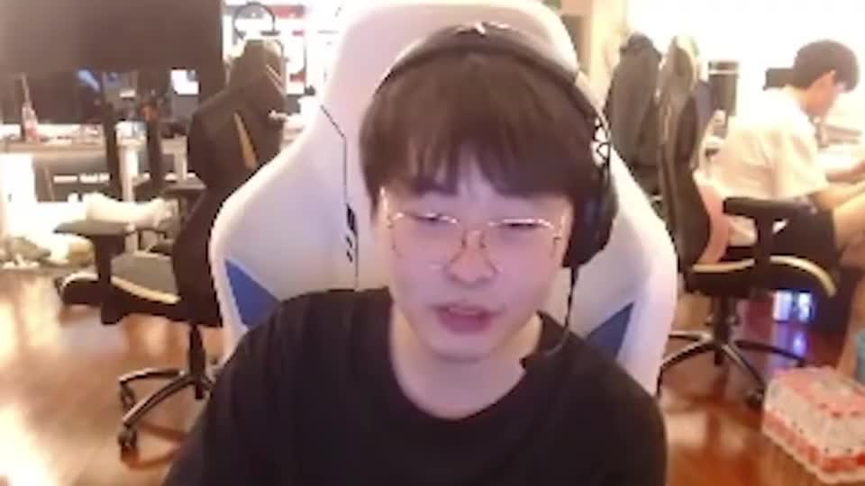 呼吸哥在RNG基地首播人气远超Wei：没办法，要验货的人比较多！