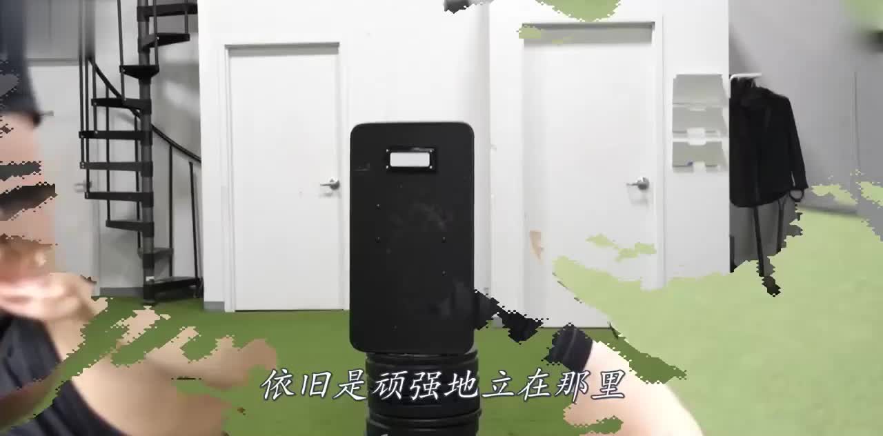 警用盾牌究竟有多坚固？小伙怒战三百回合，结果太意外了！