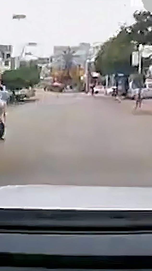 小朋友从客车后突然窜出，遇上赶路心切的司机，瞬间被撞飞出！