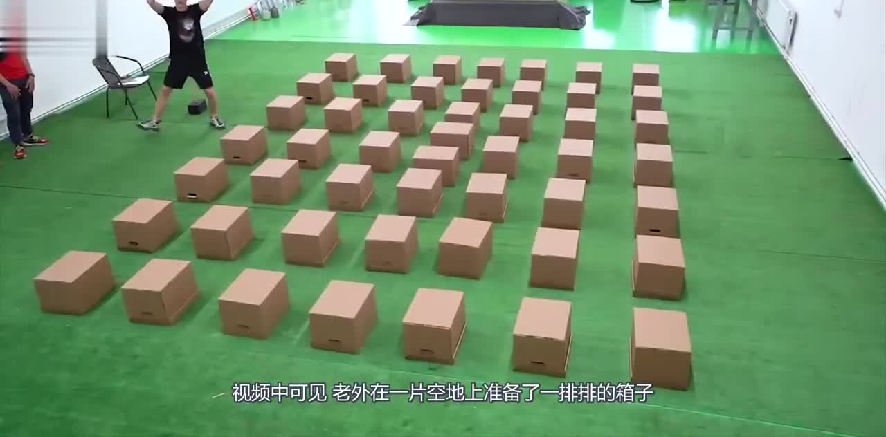 老外挑战现实版扫雷，砸对一个奖励10美元，网友：玩到你破产！