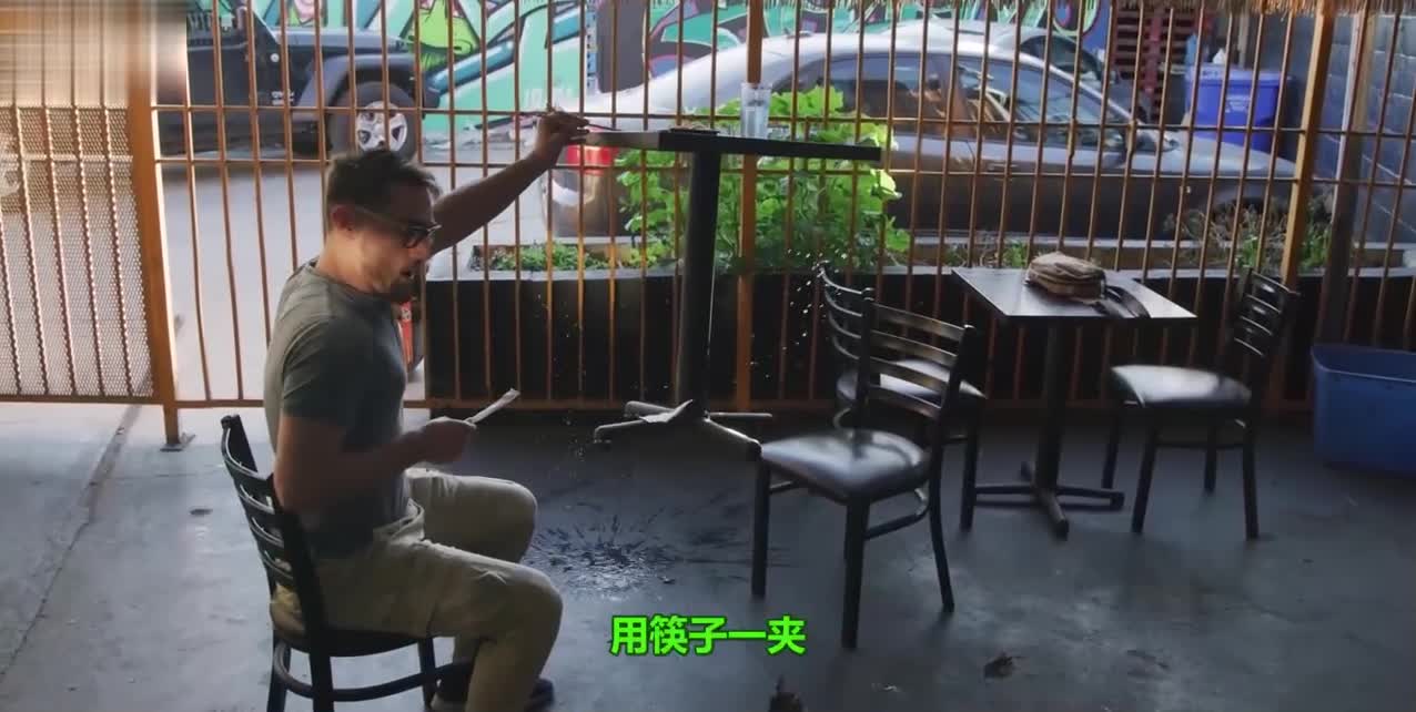 小伙意外获得魔力筷子，啥物品都能夹起来，简直不要太神奇！