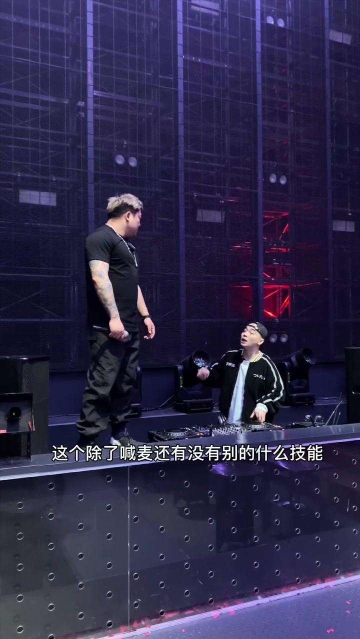 能空手劈砖的MC你见过吗？