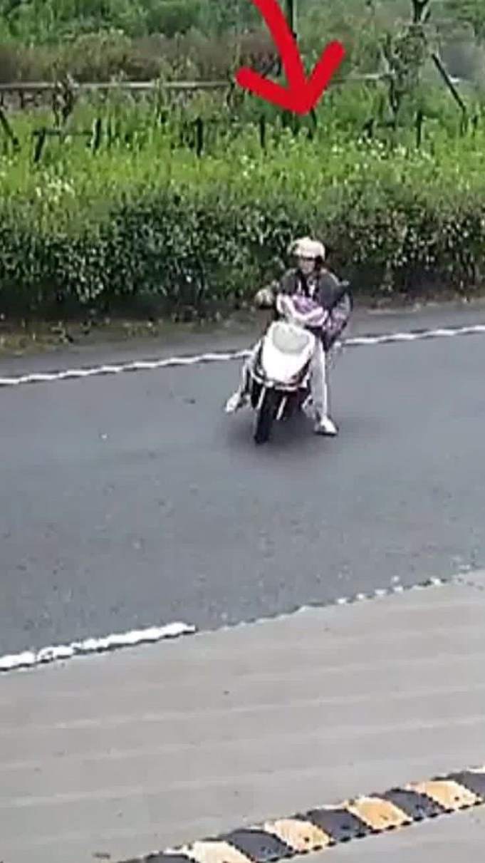 看似平静，危险步步逼近！“（头盔）没飞出过！飞出就完啦！”