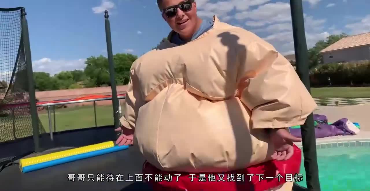 风靡国外的“暂停游戏”！按下遥控器，人就不能动了，好玩又刺激