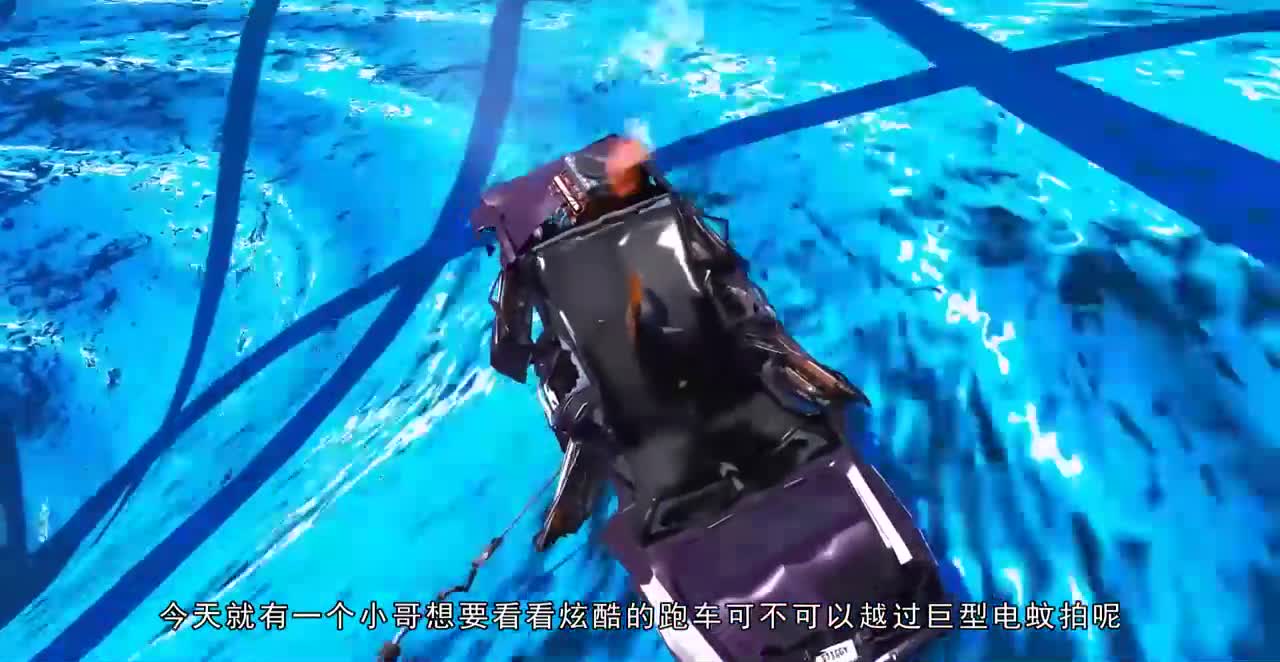 车祸模拟：巨型电蚊拍遇到炫酷跑车是什么场面？下场看得人心痛