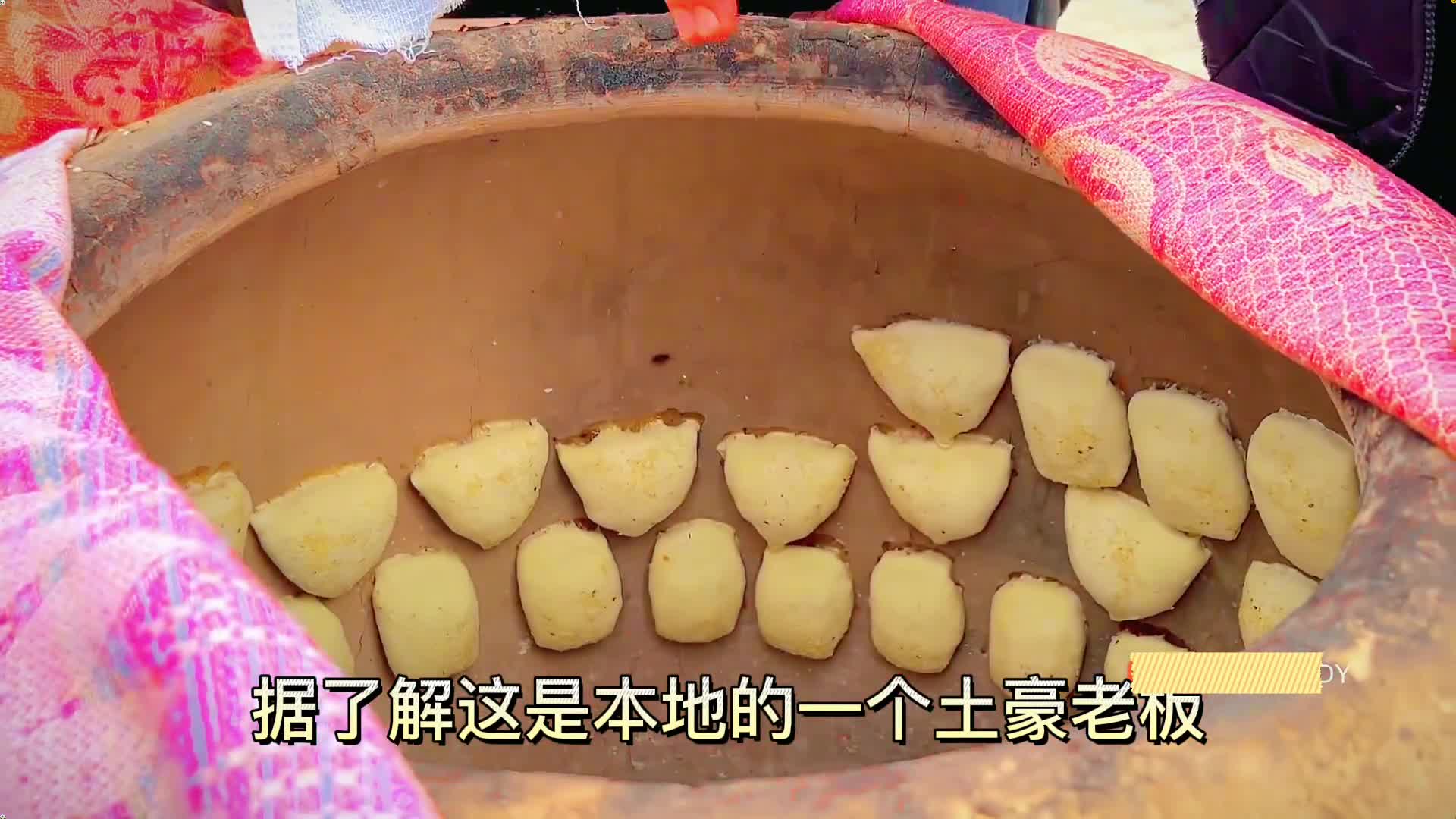 100个泥炉围在广场中心，制作了10000个萨莫萨三角烤馕，香飘十里