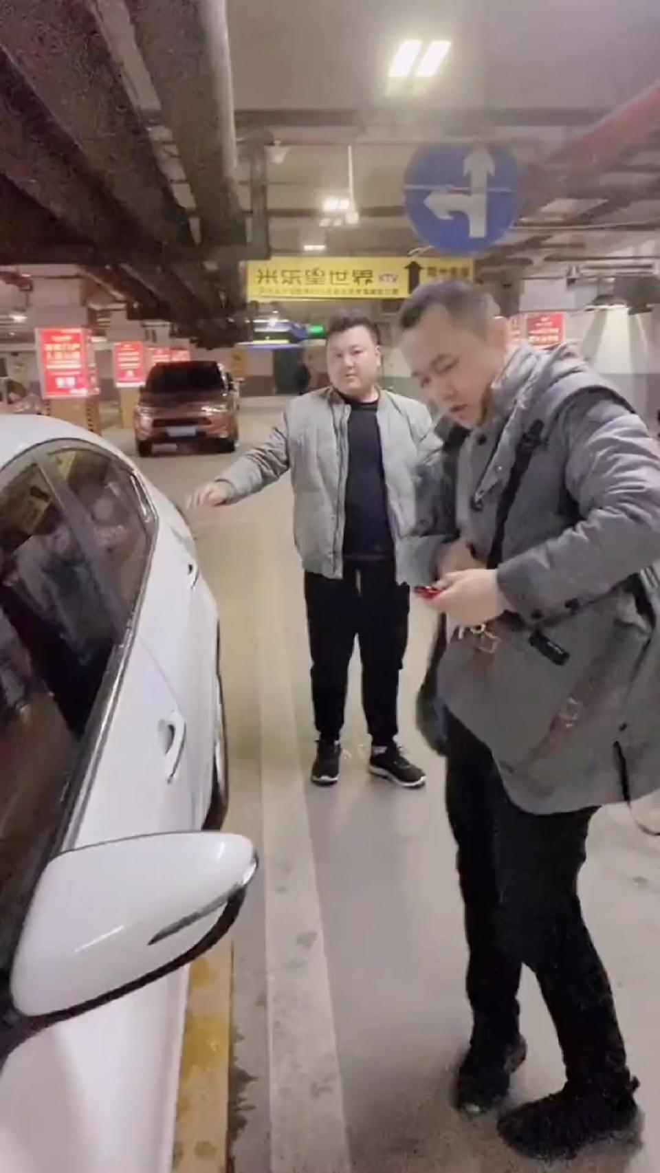 晚上停车场吼了一嗓子，居然又对上了，难道还是她？对面的兄弟不知所措也跟着跑了起来！