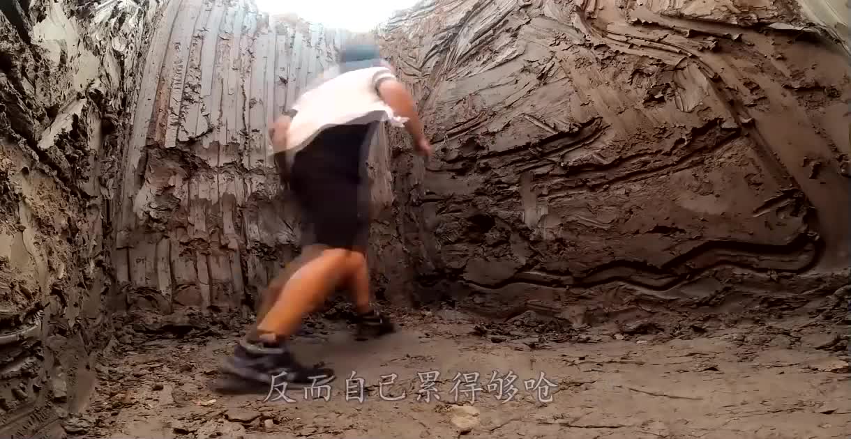 不小心掉进5米深坑怎么办？看小伙如何绝地求生，简直太机智了！