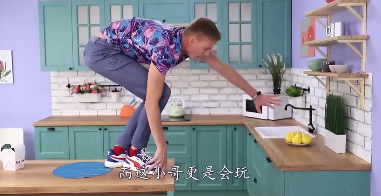 地板被岩浆覆盖了咋办？看美女如何绝地求生，全程惊险又刺激！