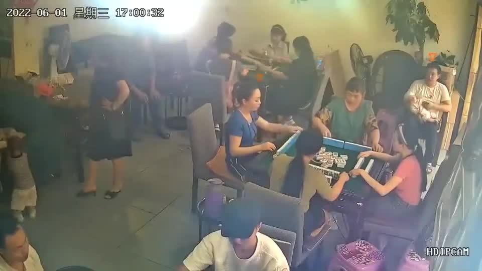 四川人民麻将精神与地震的对话