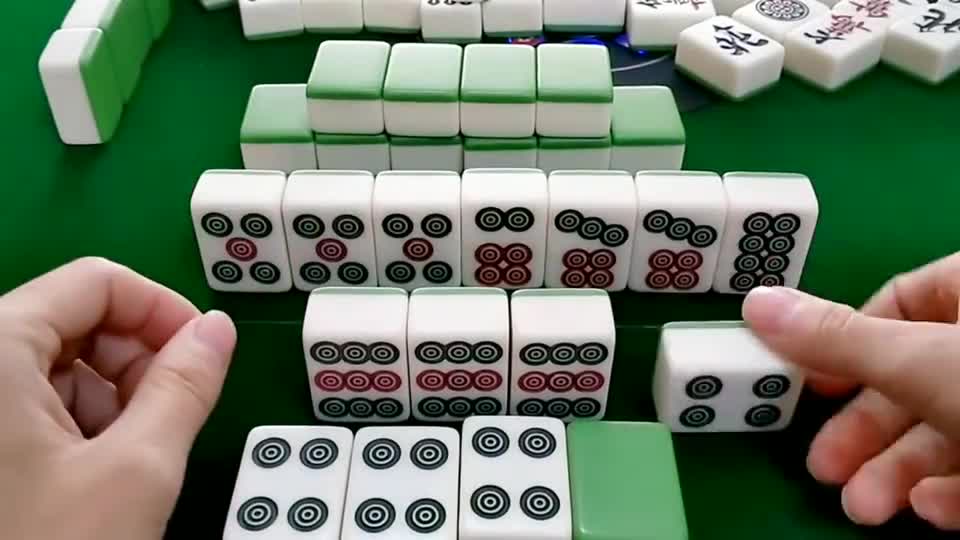 四筒摸错，幸好又来一个五筒，这牌胡的有点意外