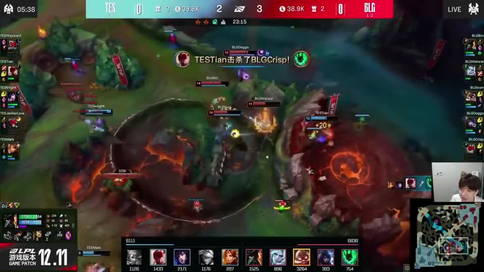 各解说看刘青松人群中勾中阿水EZ，水晶哥：经典JKL接勾被秒，UZI：阿水主动E上去被钩的