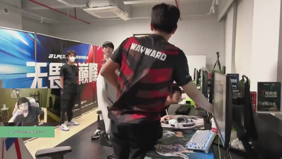 各解说看TES中上AD三人偷家击败BLG，UZI大喊：这肯定是Knight指挥的