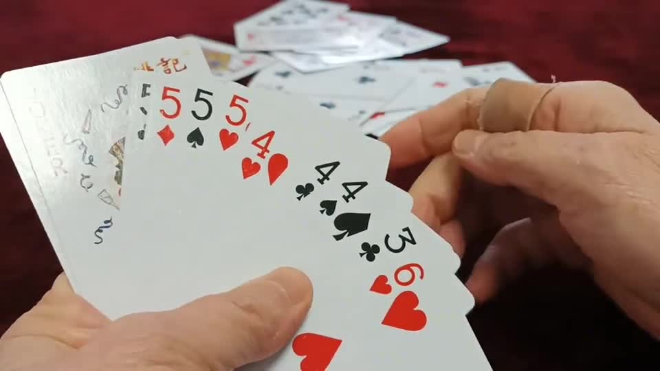 双王在手也百忙活，上家是高手，最后还留一炸挡我财路