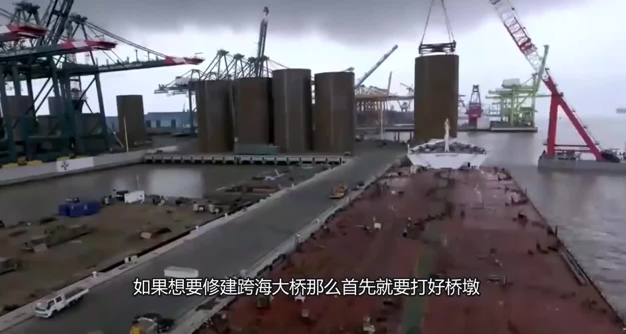 绝地求生！跨海大桥的桥墩是如何“埋”进去的？网友：膜拜大神！