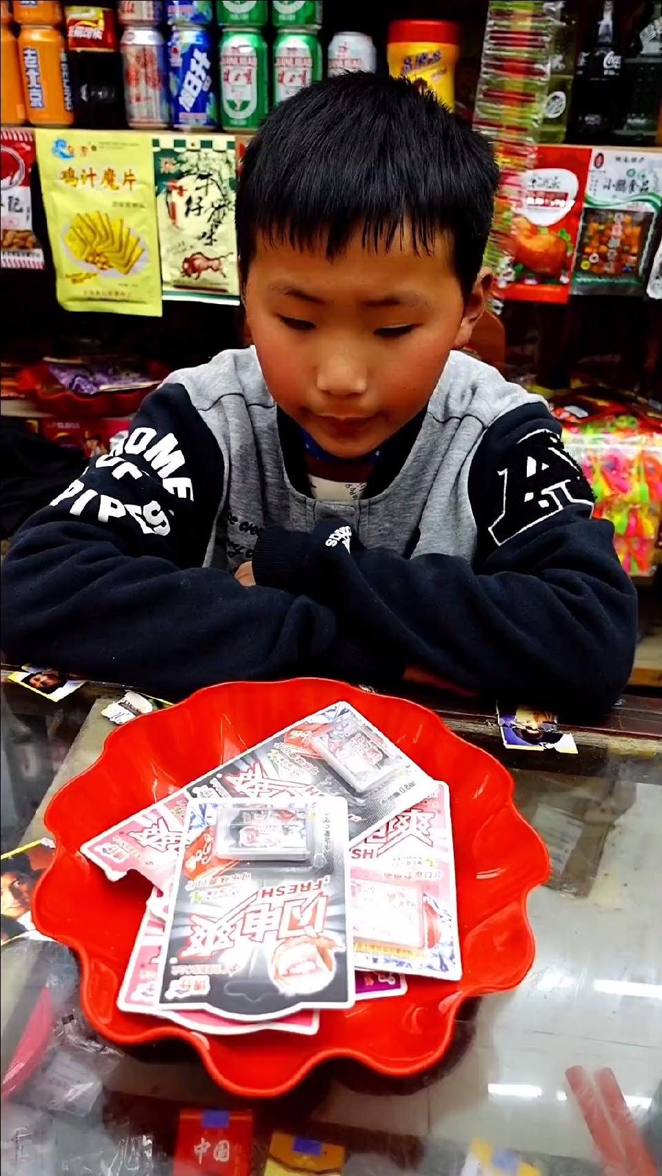 #风起小视频新手计划#还记得小时候的闪电爽和锁喉桃吗？