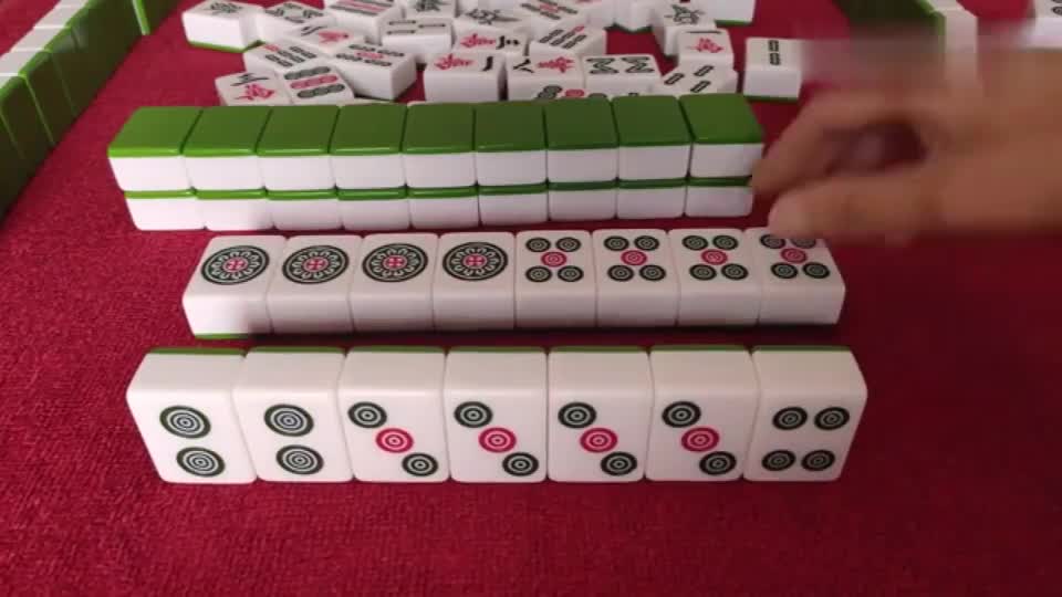 以为小伙不会打牌，到了最后，才发现小伙的做法都是对的