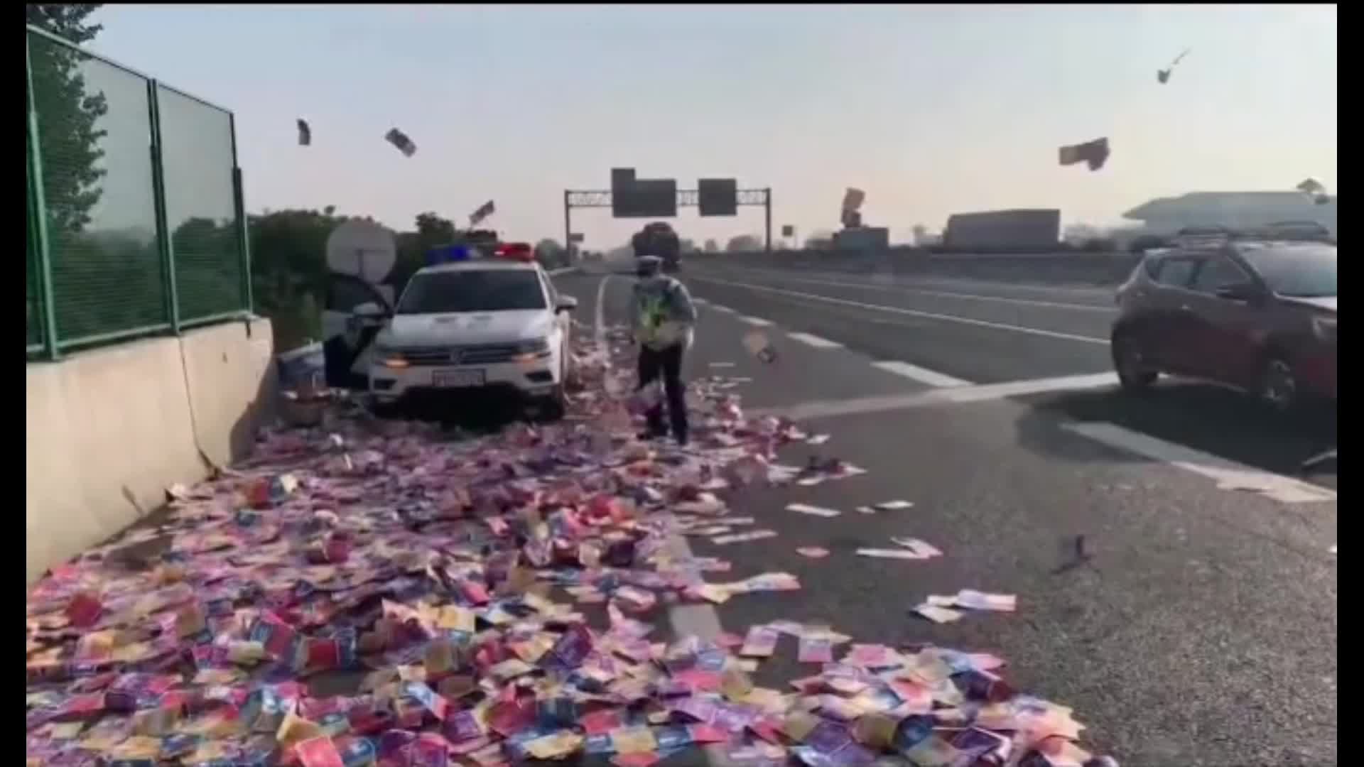谁的宣传页掉高速公路了，像天女散花一般