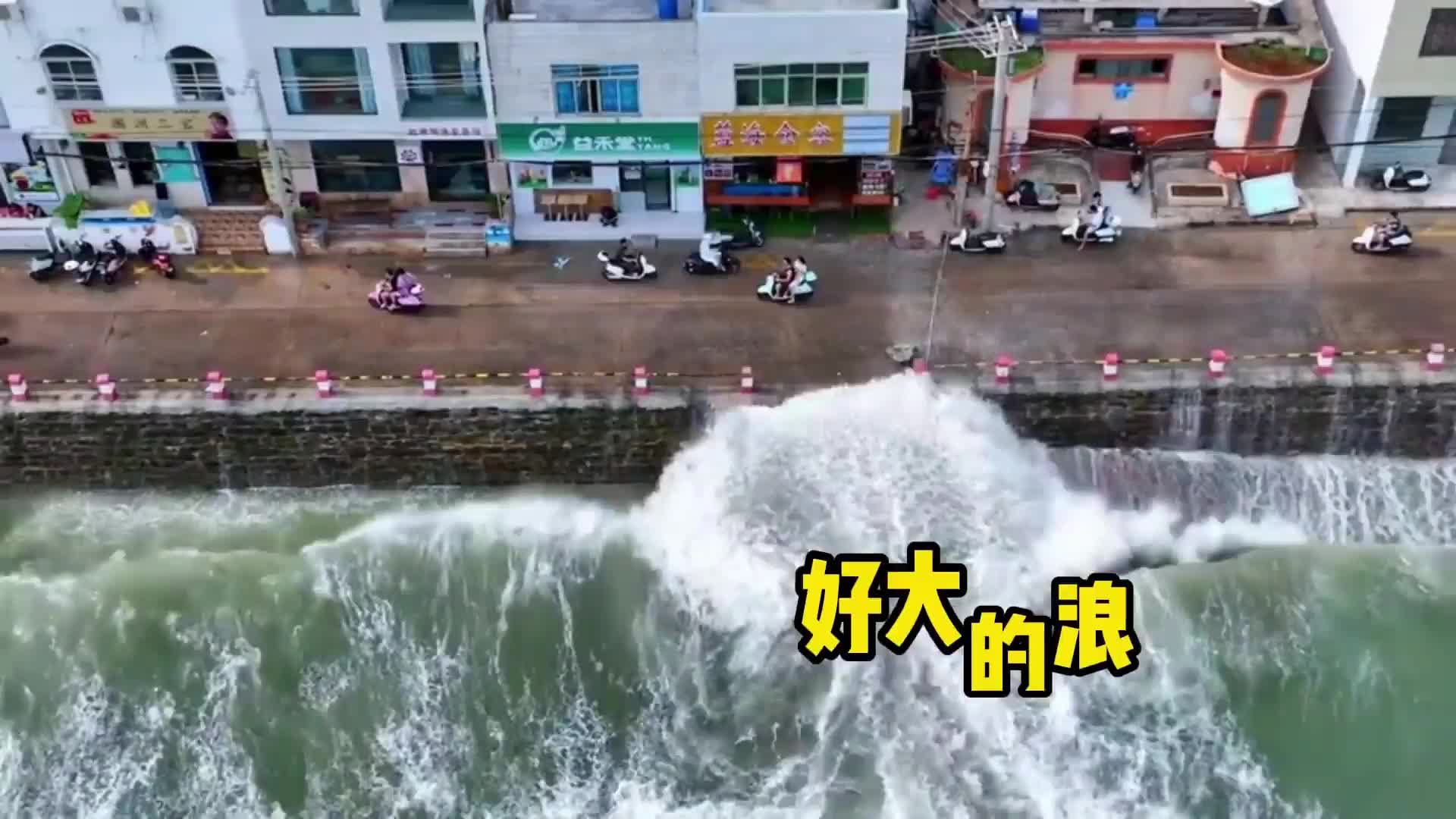 住这里的每天要穿泳装出行吧，不然一不小心就淋湿了！