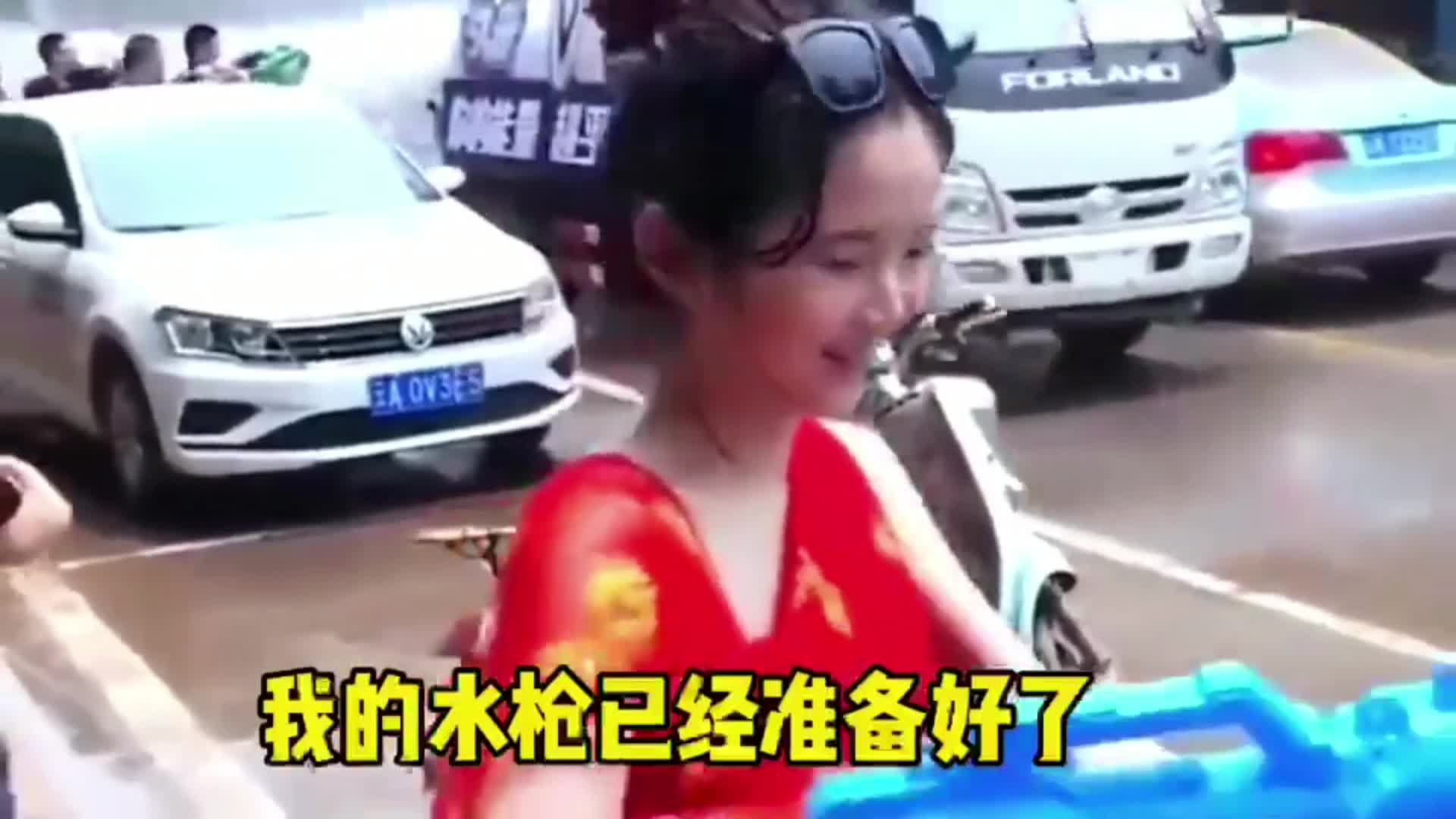 你们竟然使用大型外挂，这就有点过分了啊，小姐姐完全无力对抗啊！