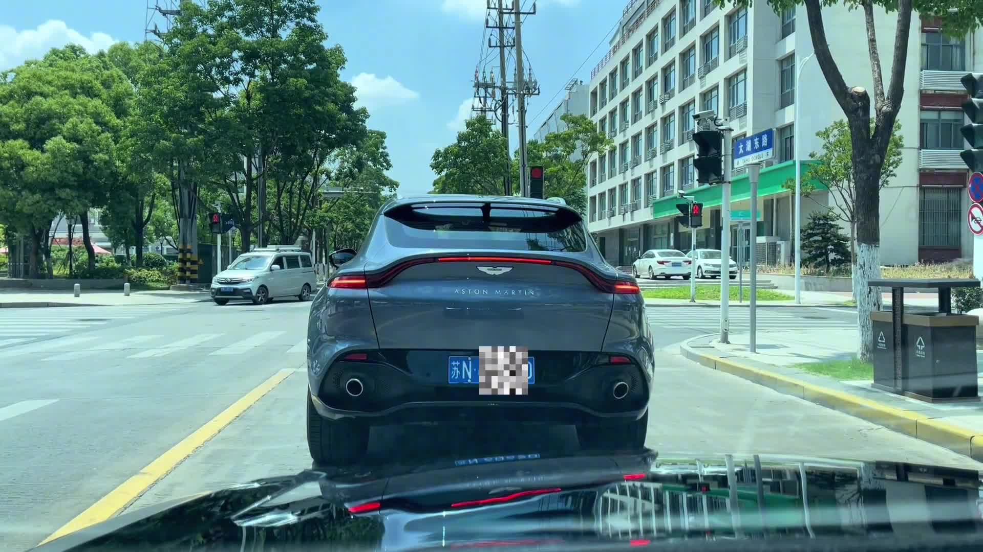 确实第一次见