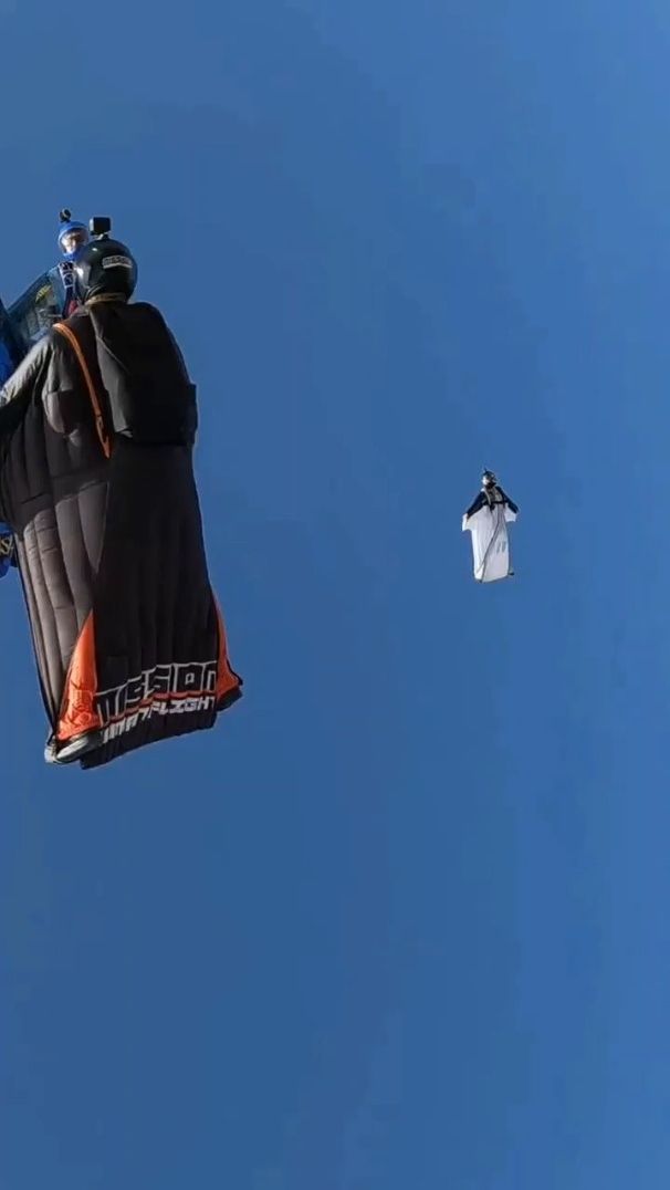空中遇到另一小队，先转两圈再说