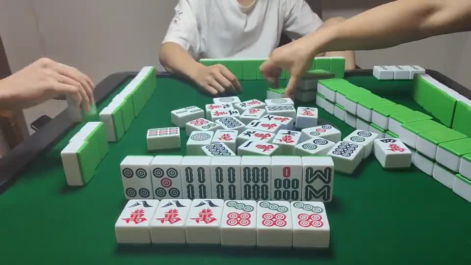 没想到后4还有4筒可以胡，天助我也#麻将  #四川麻将 #麻将技巧