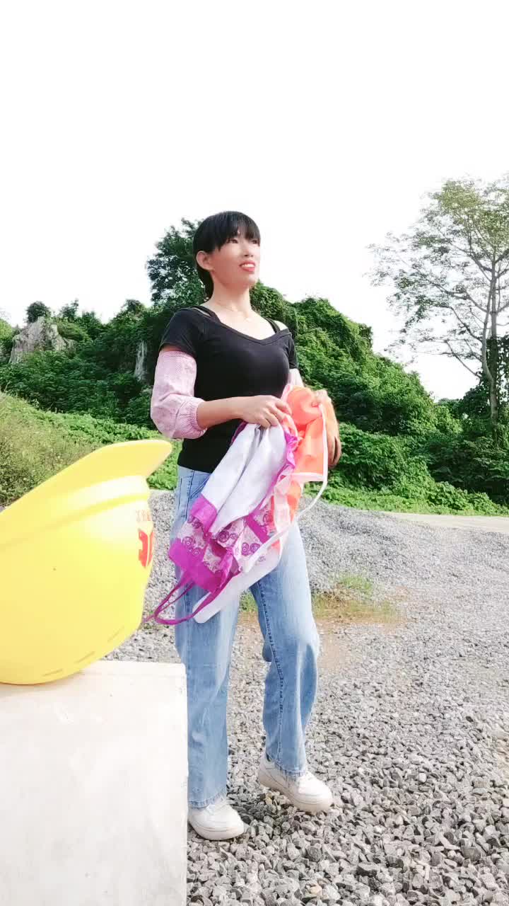 你看那是谁来了！还不赶快跑 