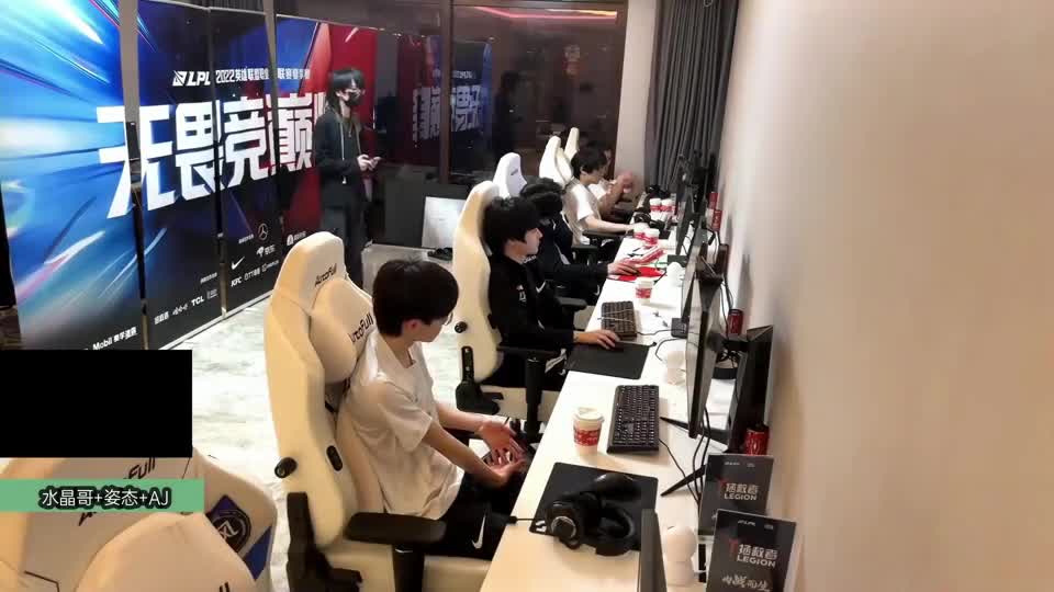 各解说看BLG惨败TT，UZI：BLG心态肯定崩了，只有Bin一个人在好好打游戏