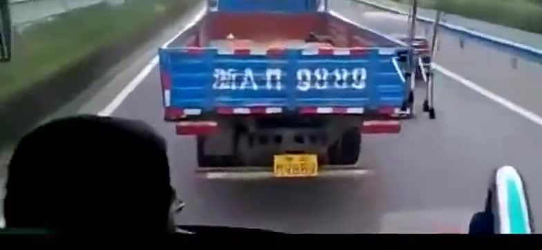 卡车与大巴车在高速路上的较量！没谁了！