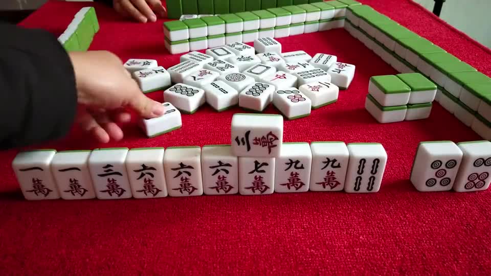 麻将：来五万直接倒牌，小哥轻而易举胡下清一色，羡煞旁人