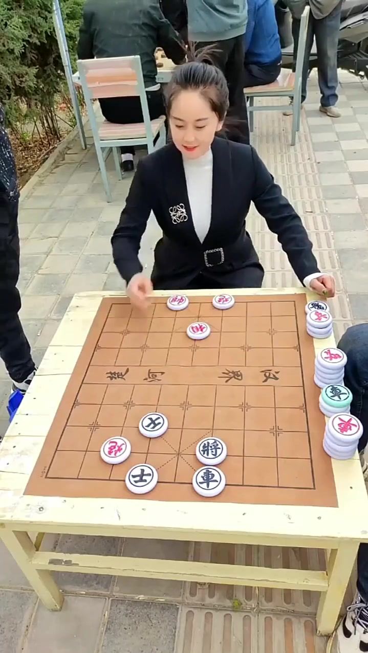 象棋残局：美女还是有点东西，无情双炮还是很少见的！