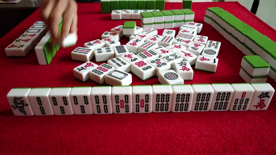 有牌就胡不犹豫，小哥逮住上家八条拿下清一色