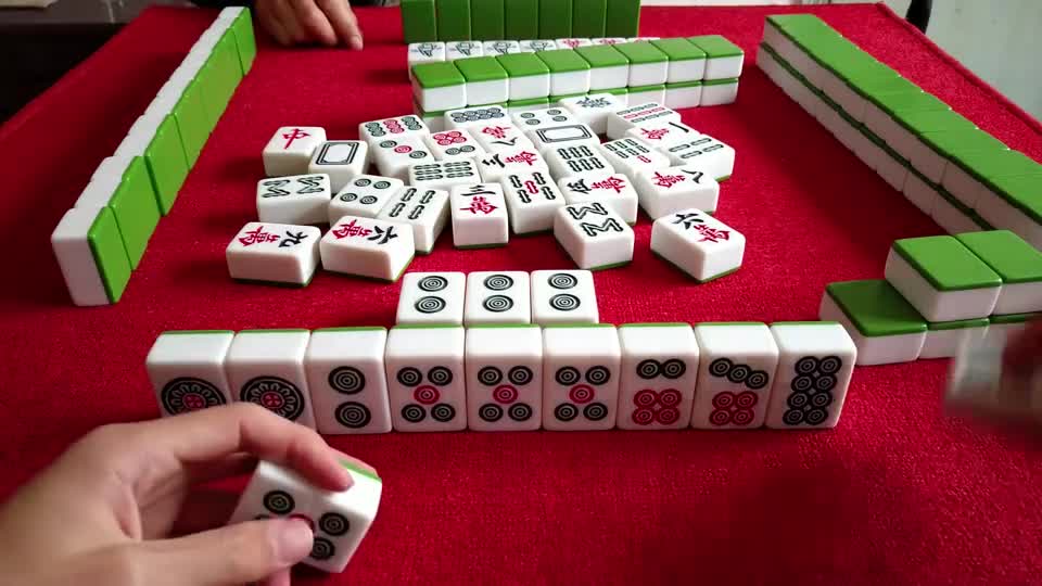 摸来三饼心满意足胡牌，看小哥如何细节出牌，最后拿下清一色