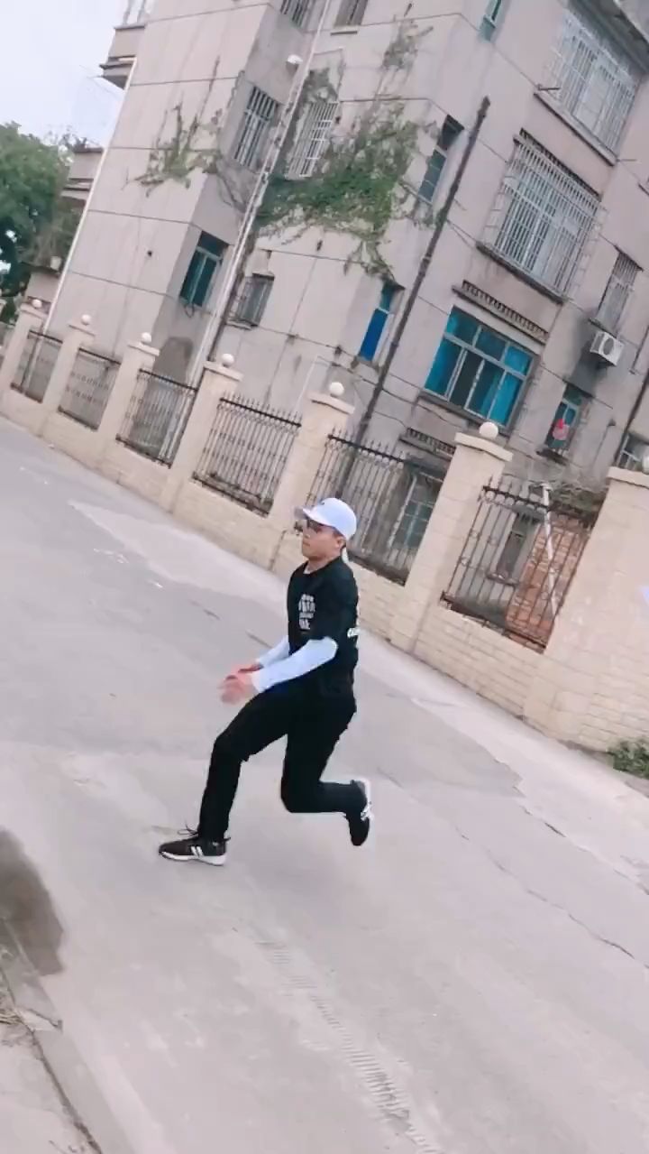 教你如何快速下楼梯！哈哈
